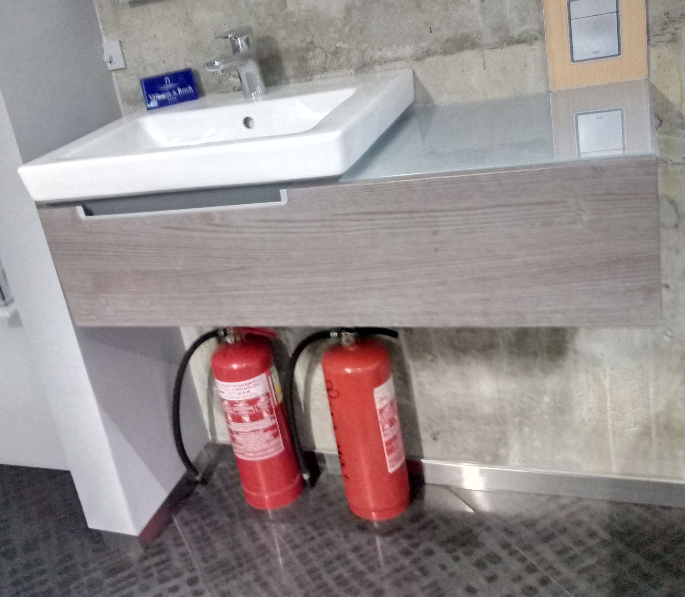 Тумба с умывальником Villeroy & Boch Subway A700FRFQ/7113F001 (Выставочный образец) A700FRFQ/7113F001 (выставка)